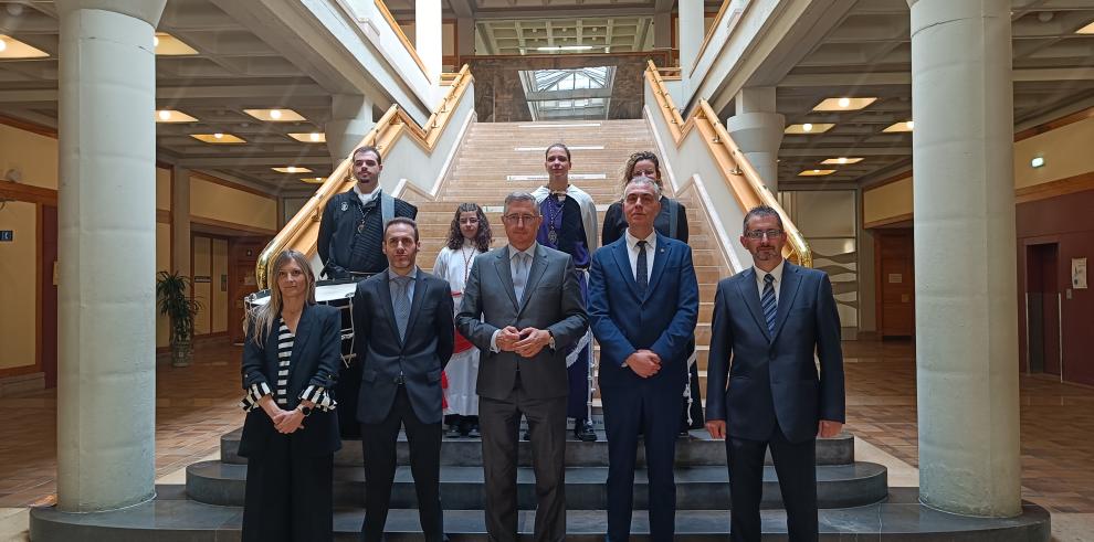 Blasco, junto a representantes institucionales de Alagón y representantes de las cofradías.