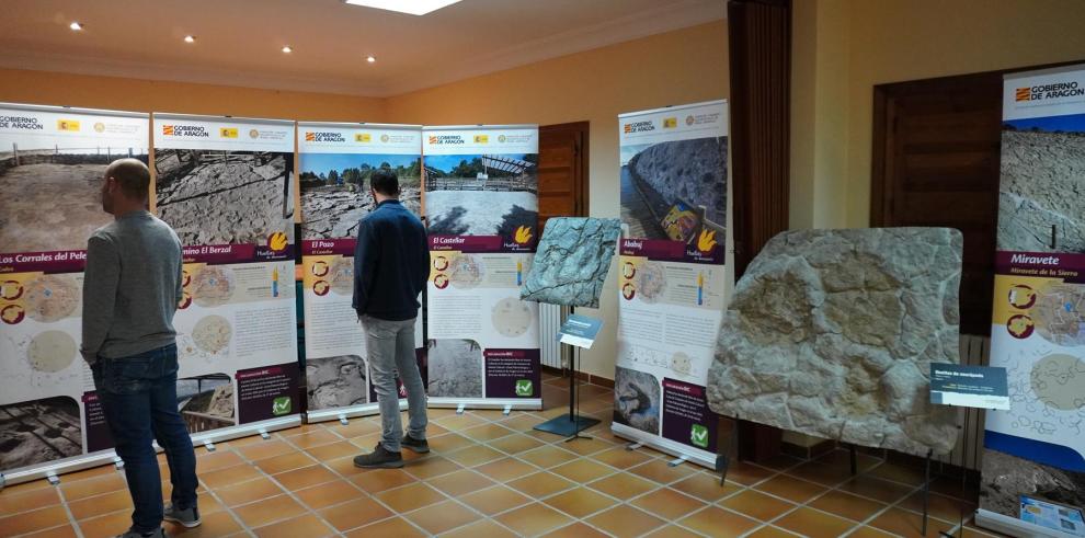 Exposición “Los yacimientos paleontológicos BIC de la provincia de Teruel” en el salón de actos del ayuntamiento de Formiche.