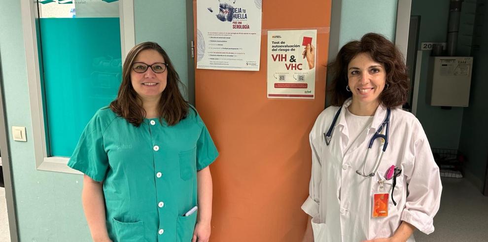 De izquierda a derecha, las doctoras María Elena Navarro y Patricia Trenc, en Urgencias del Servet, ante los carteles informativos sobre el programa "Deja tu huella"