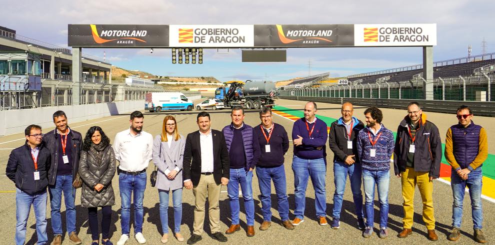 Representantes institucionales y responsables de la obra, en la pista de velocidad de Motorland.