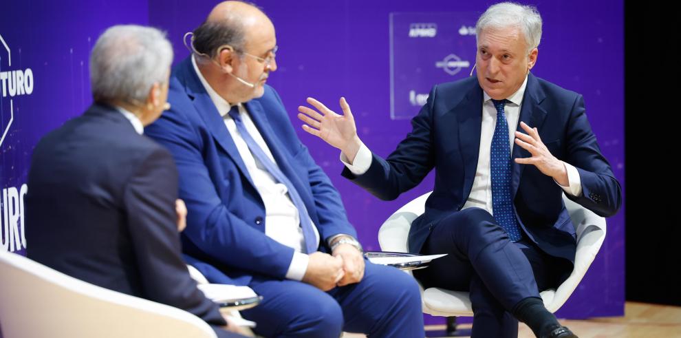 Octavio López, durante su intervención junto al vicepresidente de Castilla - La Mancha, José Luis Martínez Guijarro, y el moderador, Vicente Vallés.
