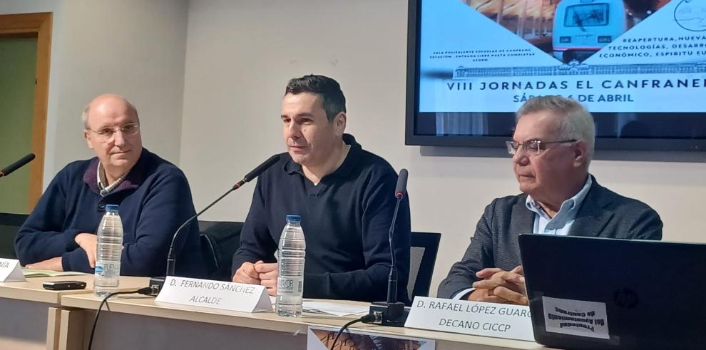 Miguel Ángel Anía, junto con el alcalde de Canfranc y el Colegio de Ingenieros de Caminos, Canales y Puertos de Aragón, durante la jornada.