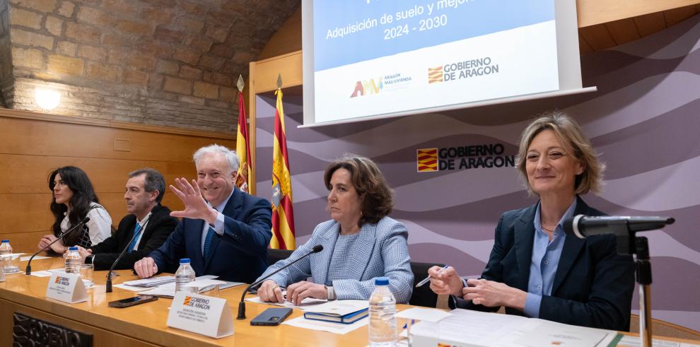 Octavio López, junto con el presidente de la FAMCP, Carmelo Pérez; la directora general de Vivienda, María Pía Canals, la secretaria general técnica del Departamento de Fomento, Asunción Casabona, y la directora gerente de SVA, Inmaculada Aured.