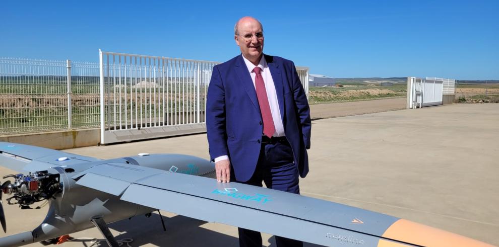 Miguel Ángel Anía, junto al dron probado hoy en Villanueva de Gállego.