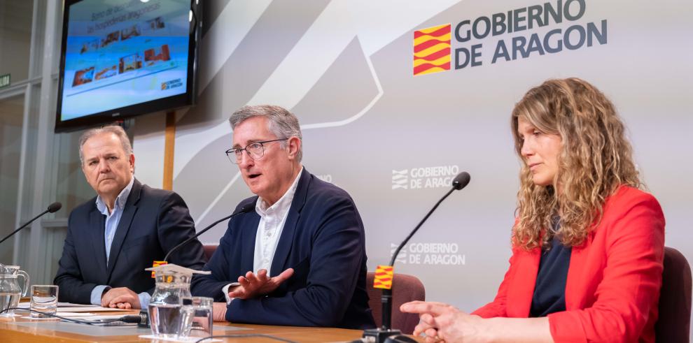 Moncada, Blasco y Gimeno, en la presentación de los bonos turísticos para hospederías.