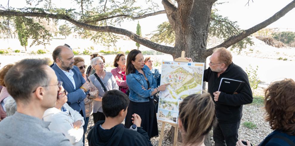 La consejera Susín visita el emplazamiento del futuro complejo residencial de Valdefierro