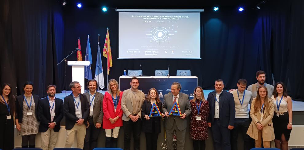 La directora general de Administración Electrónica y Aplicación Corporativas con el premio recibido en Calatayud.