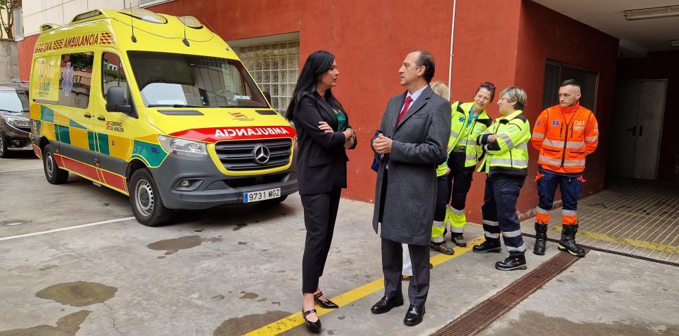 La alcaldesa de Huesca y el consejero de Sanidad, ante una de las ambulancias