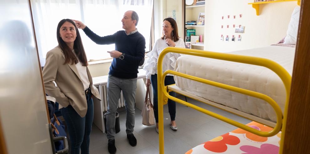 La consejera Susín y la gerente del IAJ, en una visita a las instalaciones de la residencia Baltasar Gracián