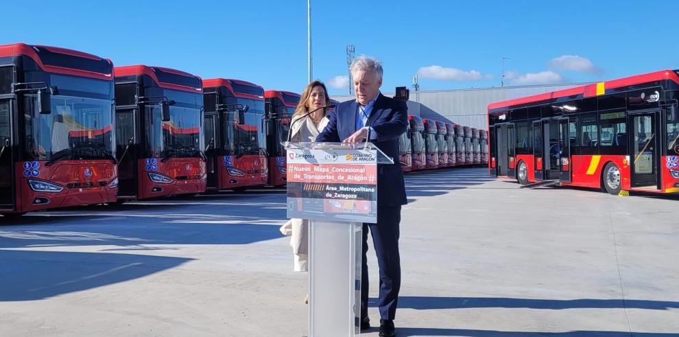 El consejero Octavio López y la alcaldesa de Zaragoza, Natalia Chueca, han presentado las nuevas líneas de bus.