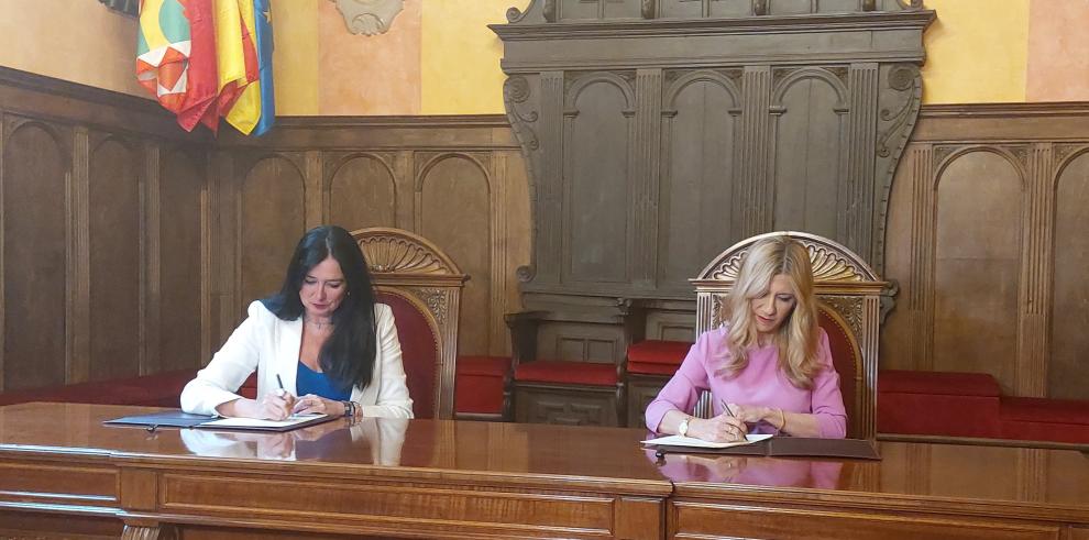 Lorena Orduna y Mar Vaquero durante la firma del convenio