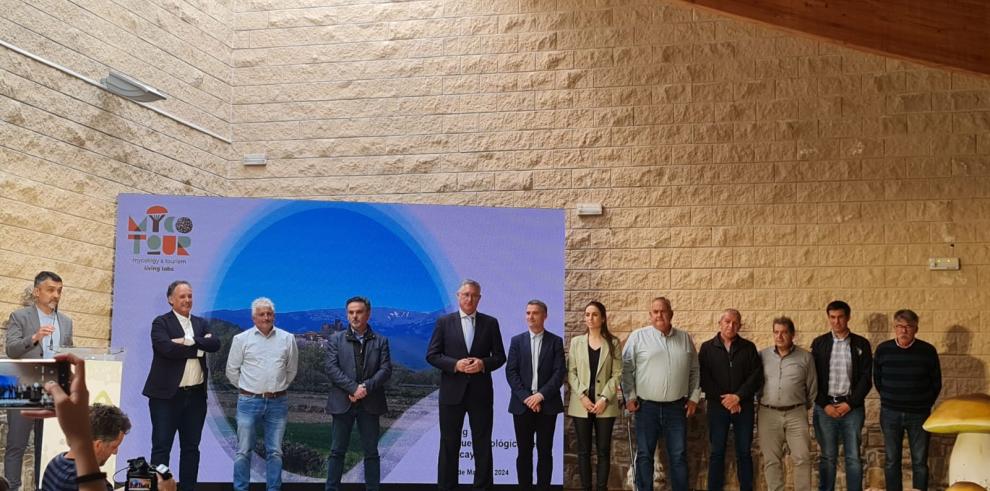 El consejero, junto a los alcaldes que han firmado la constitución del Parque Micológico del Moncayo.