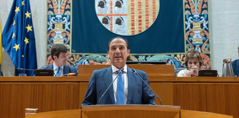 El consejero de Sanidad del Gobierno de Aragón, José Luis Bancalero, comparece ante el pleno de las Cortes de Aragón