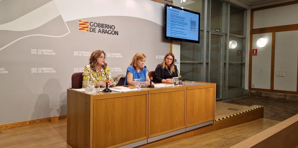Las directoras generales de Política Educativa, Ana Moracho (izqda.), y Salud Pública, Nuria Gayán (centro), y Zoraida Soriano, directora de Producción del Conocimiento del IACS