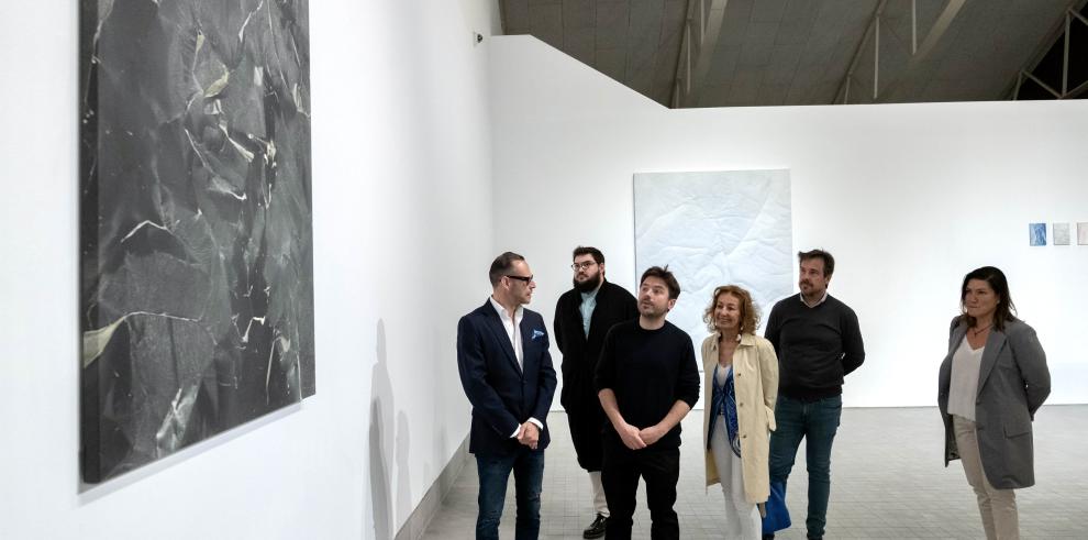 El director general de Cultura, Pedro Olloqui, el artista Fernando Romero, presentan la muestra .En regiones tan claras.