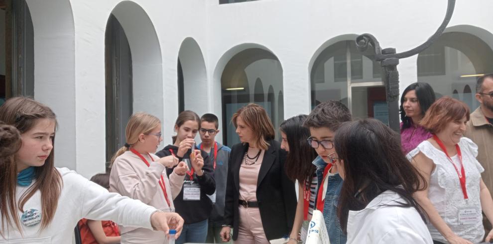 La directora general de Política Educativa, este jueves con algunos de los estudiantes de Primaria participantes en la feria.