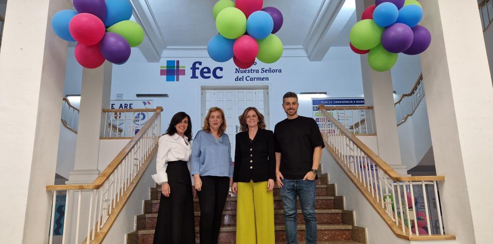 La directora del Colegio, Elisa Moreno; la directora de Salud Pública, Nuria Gayán; su homóloga en Política Educativa, Ana Moracho, y el experto en videojuegos, Salva Fernàndez