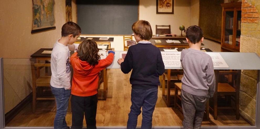 Visita de escolares al Museo Pedagógico de Aragón.