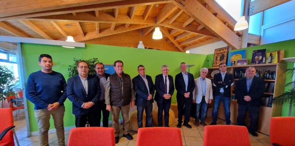 En su visita a Alcañiz, el consejero de Agricultura, Ganadería y Alimentación, Angel Samper, ha reconocido el gran trabajo del panel de cata de la DOP Aceite del Bajo Aragón y su reconocimiento internacional.