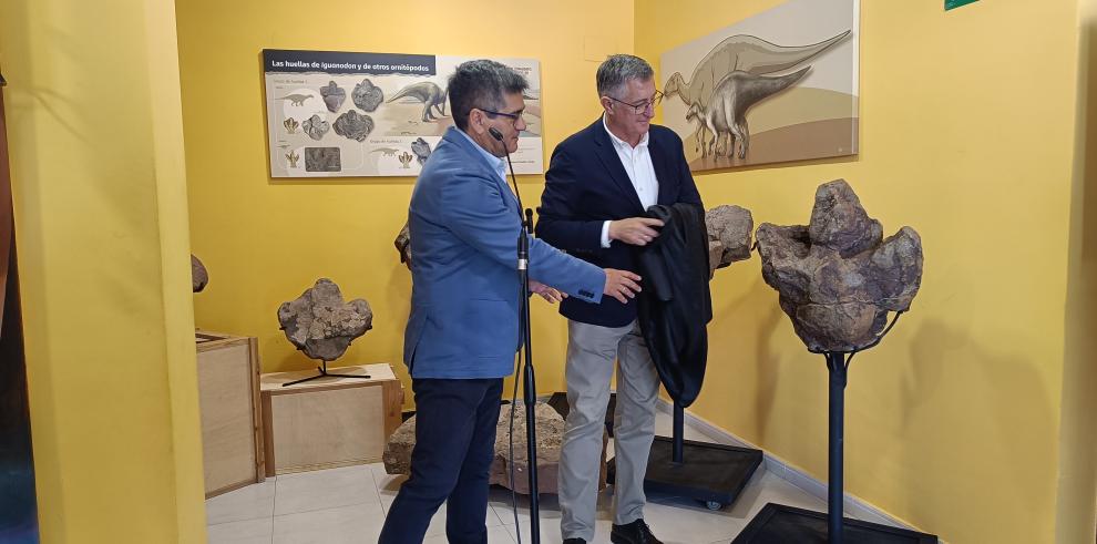 Cobos y Blasco junto a una de las huellas de Iguanodon.