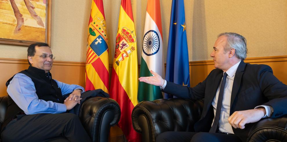 El presidente de Aragón ha recibido este lunes en su despacho al embajador indio.