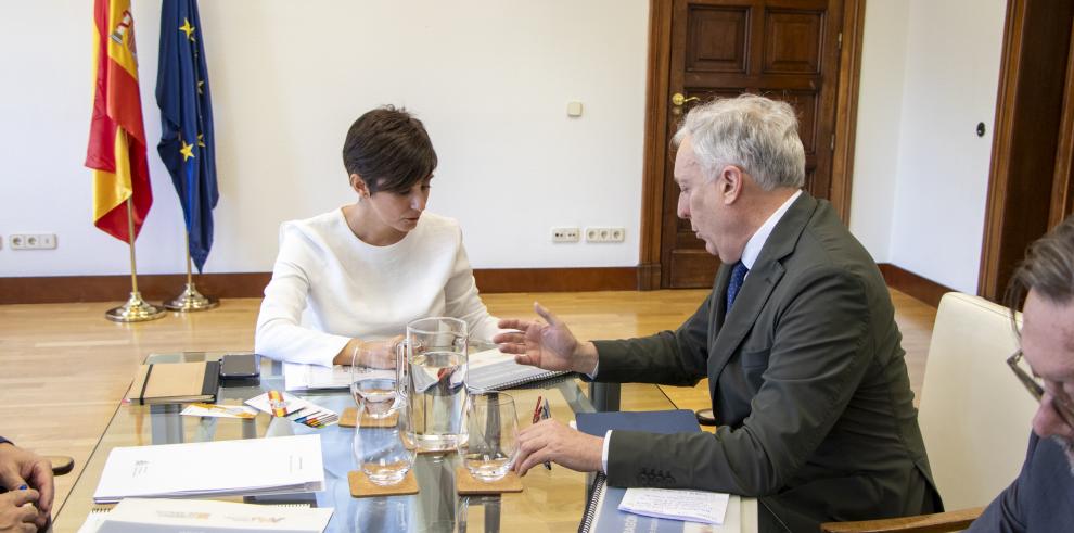 Octavio López e Isabel Rodríguez, durante un momento de la reunión bilaterial.