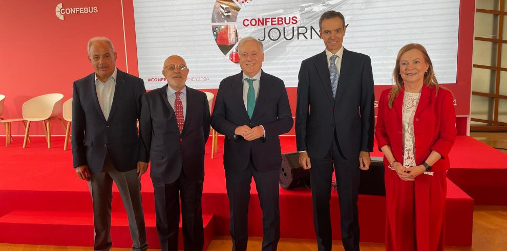 Octavio López, junto  Miguel Marzo, presidente de CEOE Aragón; Juan Calvo, presidente de AETIVA) y y María Jesús Llorente, presidenta de CEPYME Aragón.