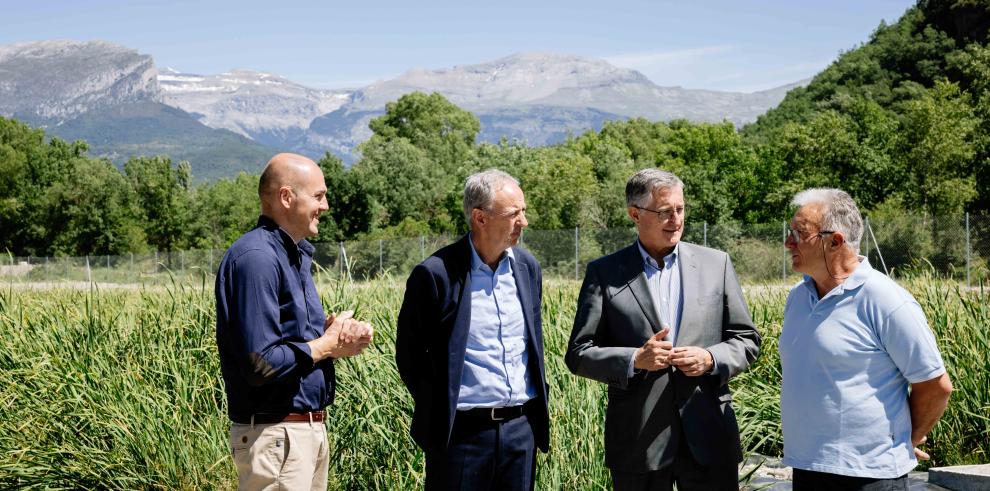 El alcalde de Boltaña, Estaún, Blasco y el alcalde de Laspuña, ante la depuradora.