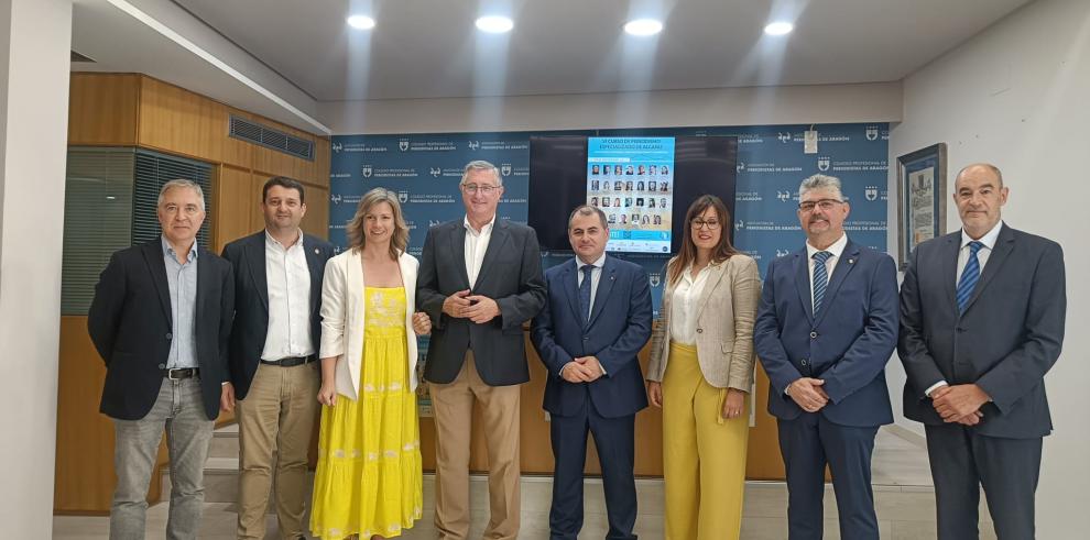 El consejero, junto a los organizadores del curso y representantes institucionales del territorio.