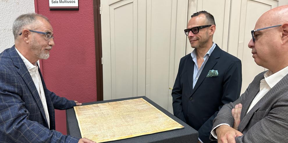 El director general de Cultura ha visitado esta tarde el Archivo Histórico Provincial de Huesca.