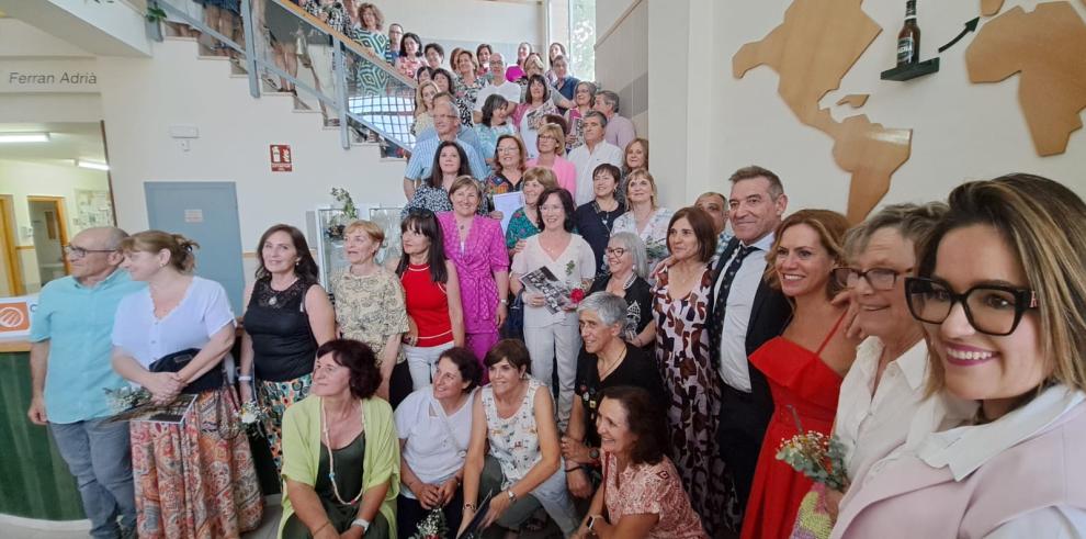 Foto de grupo con los docentes que este jueves fueron homenajeados en Huesca