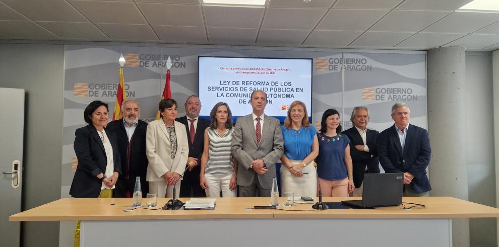 El consejero de Sanidad, J. L. Bancalero, y la directora de Salud Pública, N. Gayán, con los directores provinciales de Salud Pública y distintos jefes de servicio
