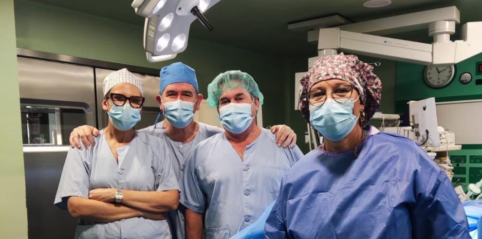 Los ginecólogos en un quirófano del hospital zaragozano, Clínico Universitario, donde se administran estos tratamientos