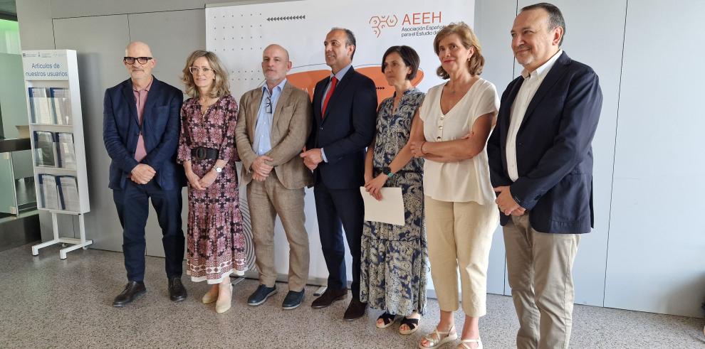 El consejero de Sanidad, en el centro, con el presidente de la AEEH, Manuel Romero, y responsables de las Unidades clínicas del Servet y el Clínico