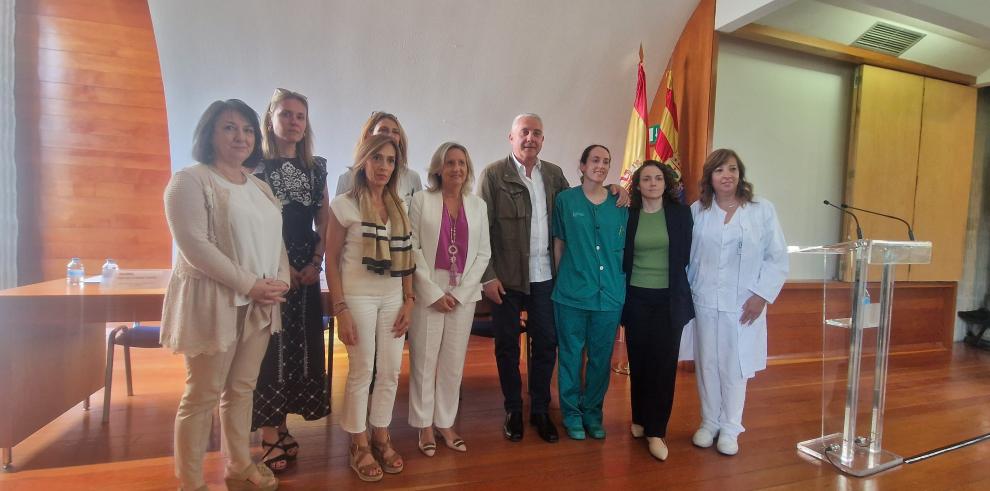 Equipo directivo del Salud y del sector sanitario de Calatayud con una de las MIR fidelizada