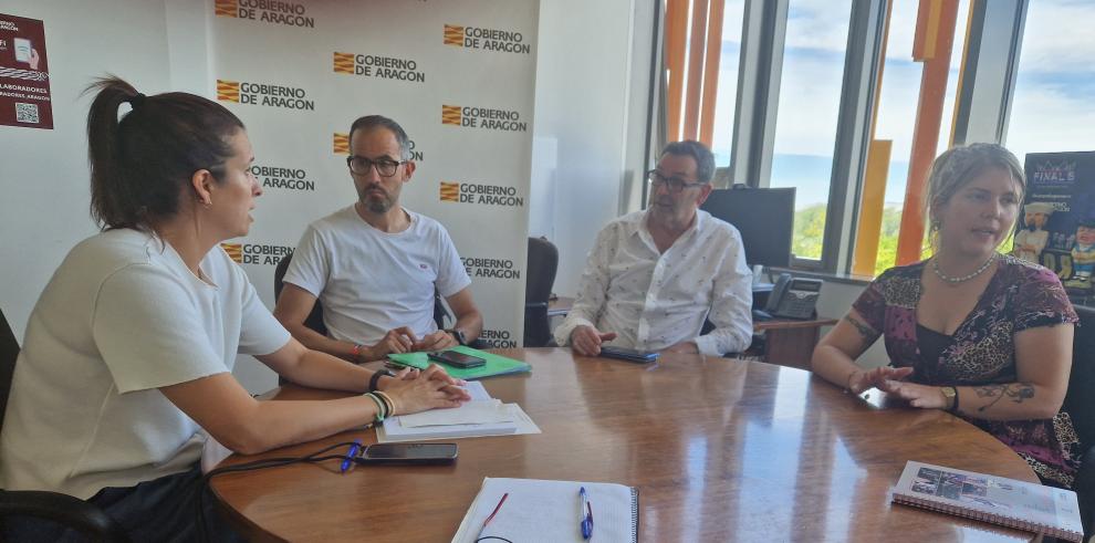 Reunión de la directora general de Deporte, Cristina García, con el alcalde de Andorra y los responsables de la comarca.