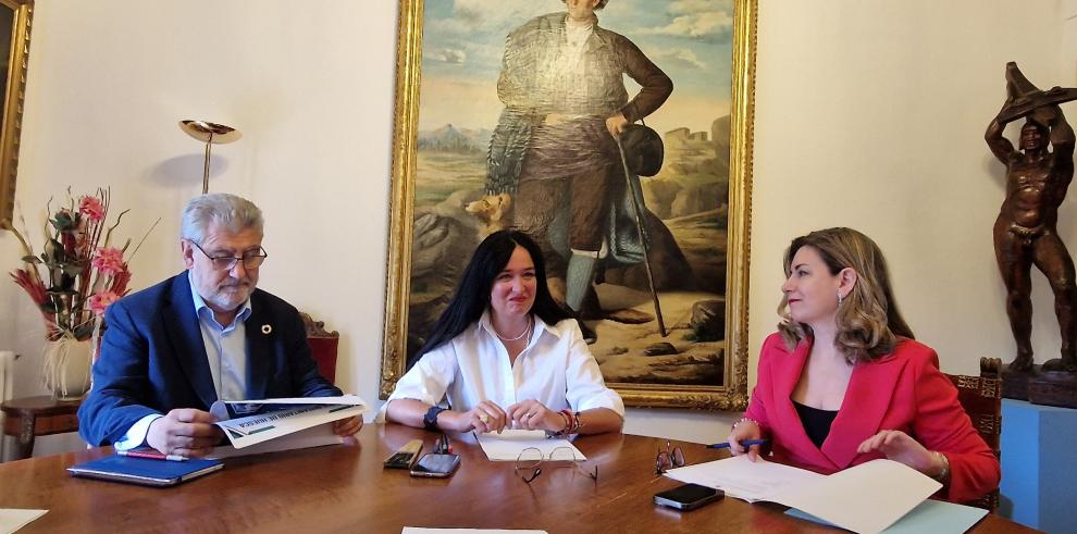 La reunión ha tenido lugar en el Ayuntamiento de Huesca.