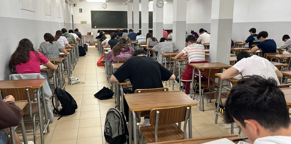 Imagen de los alumnos que hoy se han presentado en Zaragoza a los exámenes