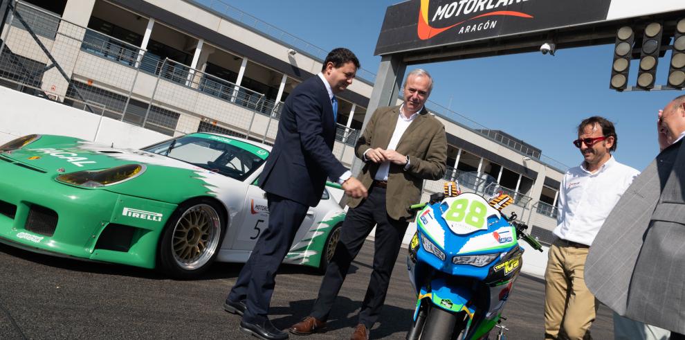 El presidente del Gobierno de Aragón, Jorge Azcón, visita Motorland tras las labores de reasfaltado y pintura