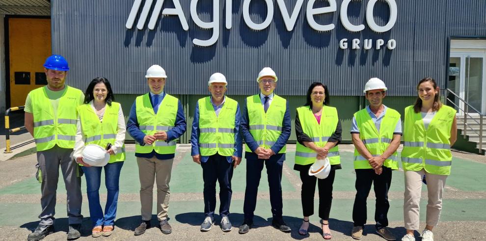 En la visita el consejero de Agricultura, Ganadería y Alimentación ha estado acompañado por la directora general de Desarrollo Rural, Rosa Charneca, el alcalde de Casetas, José Eseverri y el  gerente Cadebro, Fernando Valdrés y responsables de Cadebro.