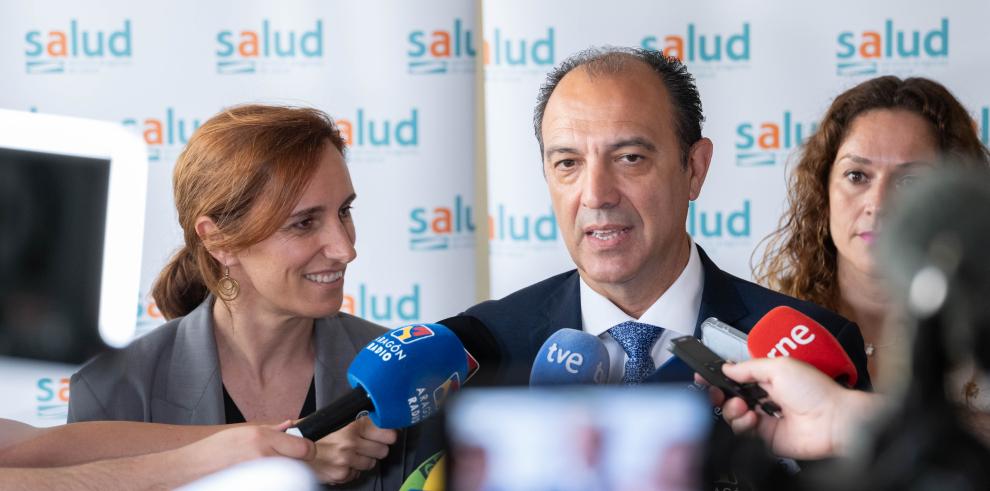 La ministra de Sanidad, Mónica García Gómez, y el consejero de Sanidad del Gobierno de Aragón, José Luis Bancalero, visitan el Hospital Universitario Miguel Servet de Zaragoza.