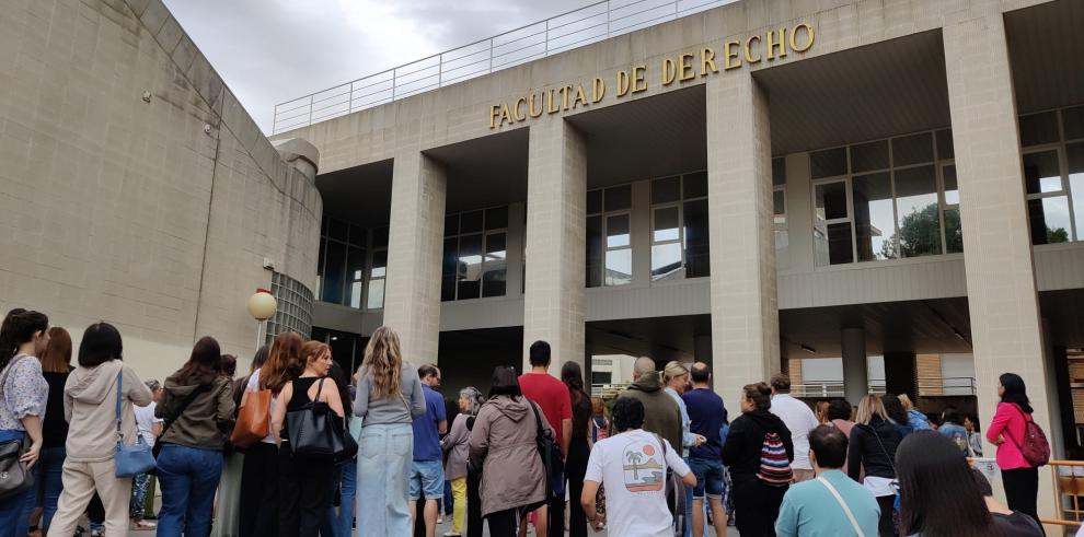 Opositores a auxiliar administrativo, esta mañana de 30 de junio, en la Facultad de Derecho en Zaragoza.