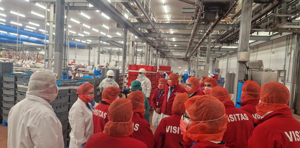 Visita del consejero de Sanidad y de otros miembros del Departamento, así como de representantes del Ayuntamiento de Binéfar a las instalaciones de Fribin (Binéfar)