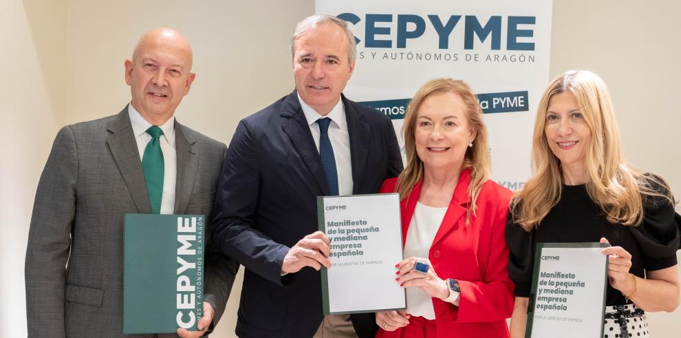 El presidente de Aragón, Jorge Azcón, y la vicepresidenta, Mar Vaquero, reciben el manifiesto por la libertad de empresa de manos de los responsables de Cepyme