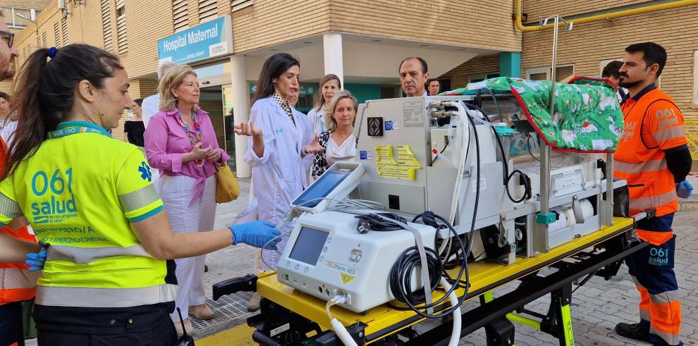 La pediatra Beatriz (con bata blanca) y la gerente del 061,  Marta Sampériz, explican al consejero de Sanidad, José Luis Bancalero, el dispositivo preparados para el transporte interhospitalario de bebés críticos