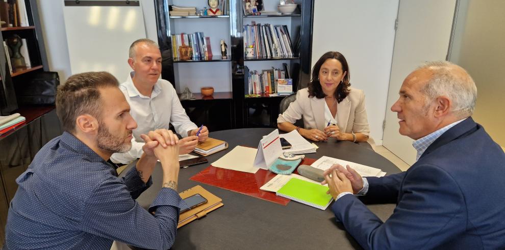 El secretario general técnico, Manuel Magdaleno, se ha reunido con los alcaldes de ambos municipios.