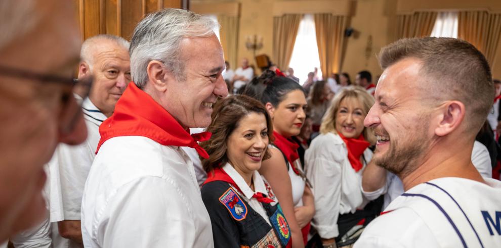 El presidente Azcón, de rojo y blanco este sábado en Teruel