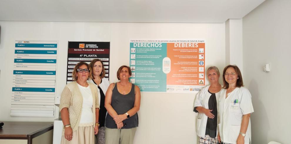 La directora general de Cuidados y Humanización y trabajadoras del Servicio Provincial de Teruel, junto a la Carta de Derechos y Deberes