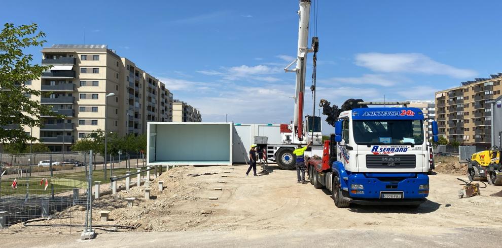 Las tareas para instalar las siete aulas prefabricadas avanzan a buen ritmo y en el plazo previsto.