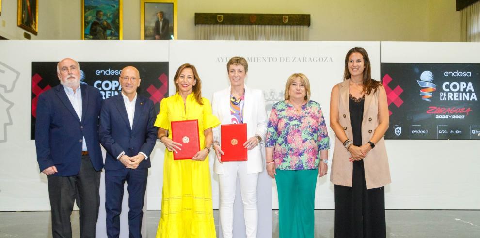 Presentación de la Copa de la Reina de Baloncesto en el Ayuntamiento de Zaragoza.